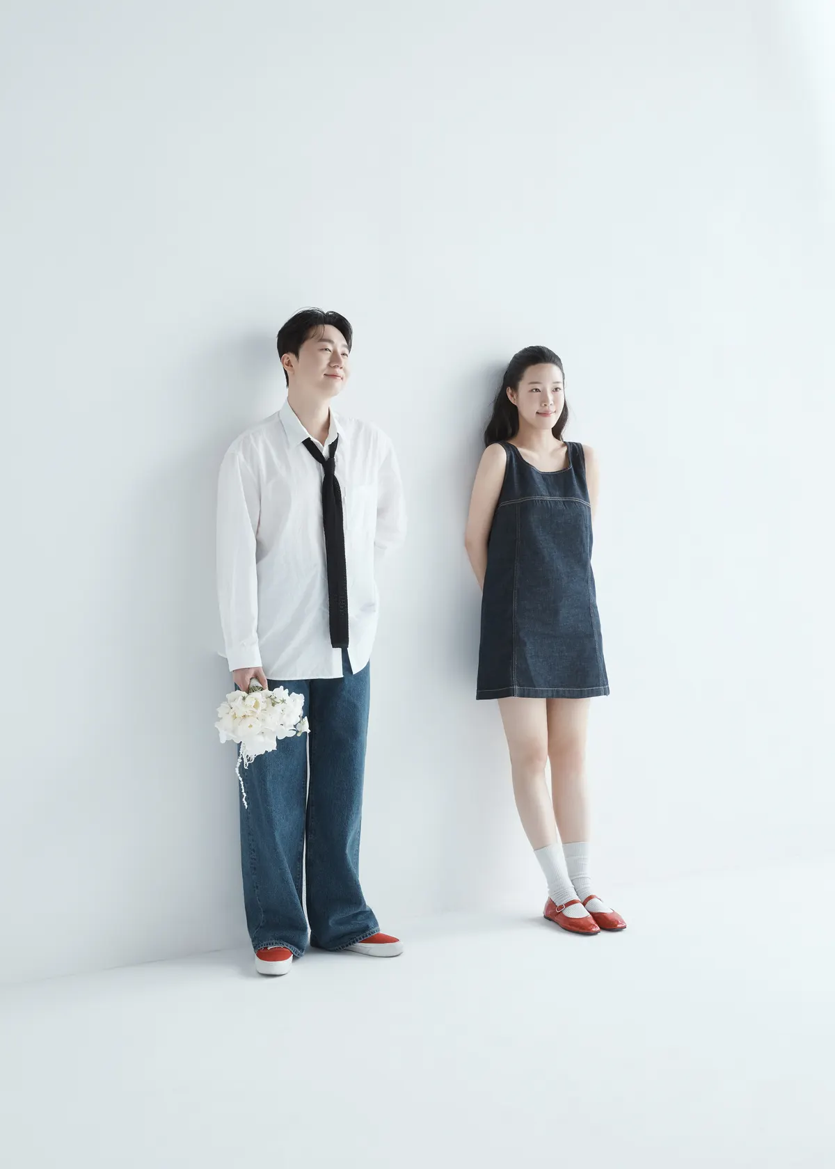 화이트 스튜디오에 선 예비 부부