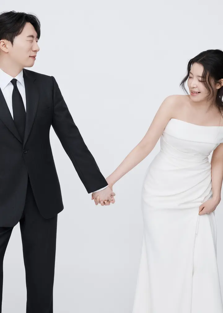 손을 잡고 서 있는 예비 부부