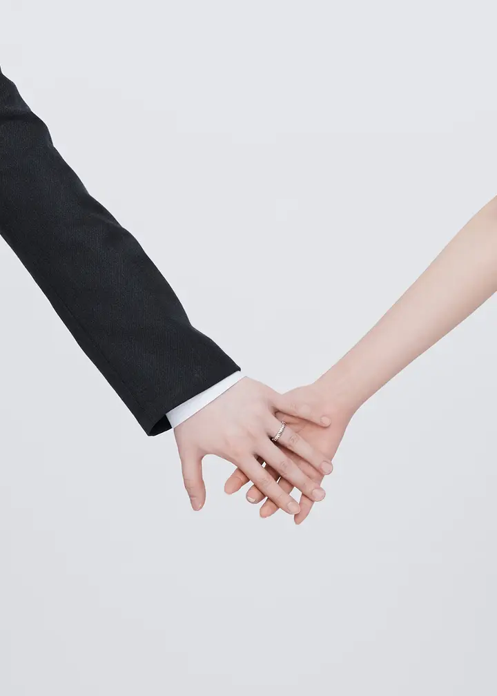 서로의 손을 맞잡은 사진