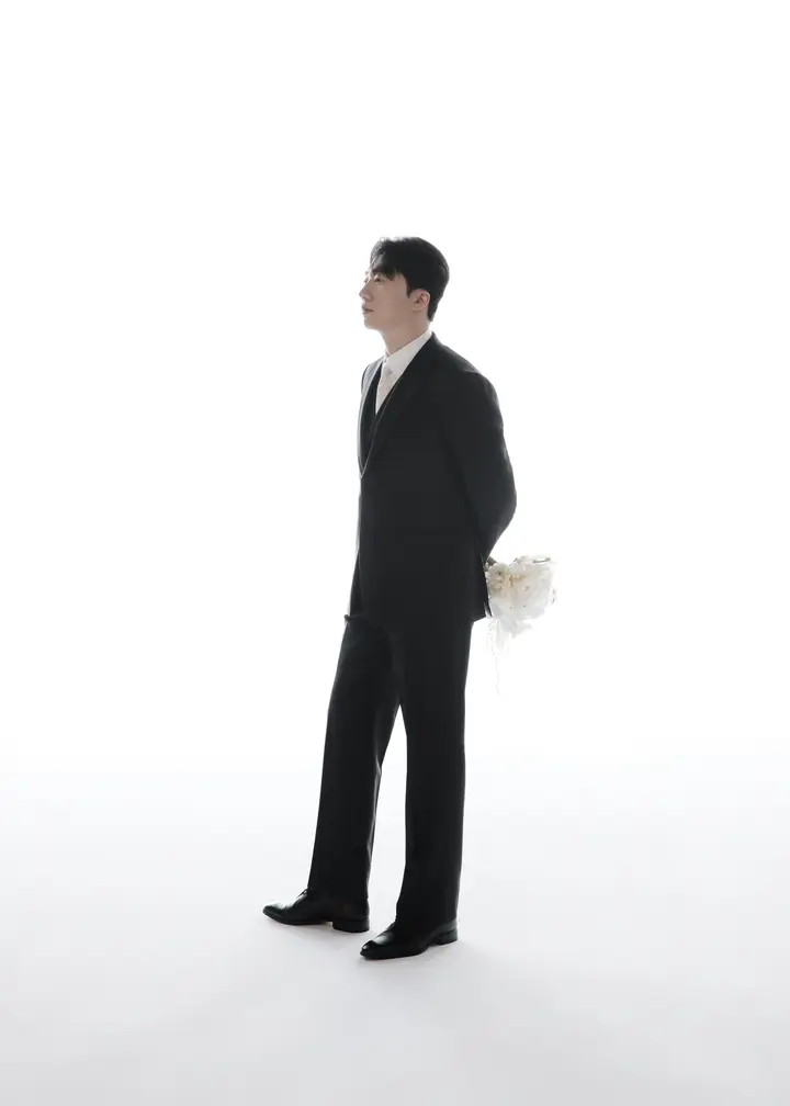 차분하게 포즈를 취한 예비 부부