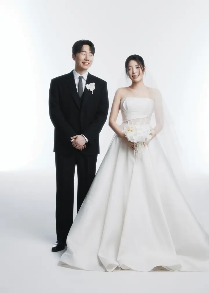 정장과 드레스를 입은 예비 부부