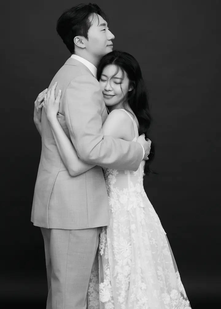 서로를 안고 있는 흑백 사진