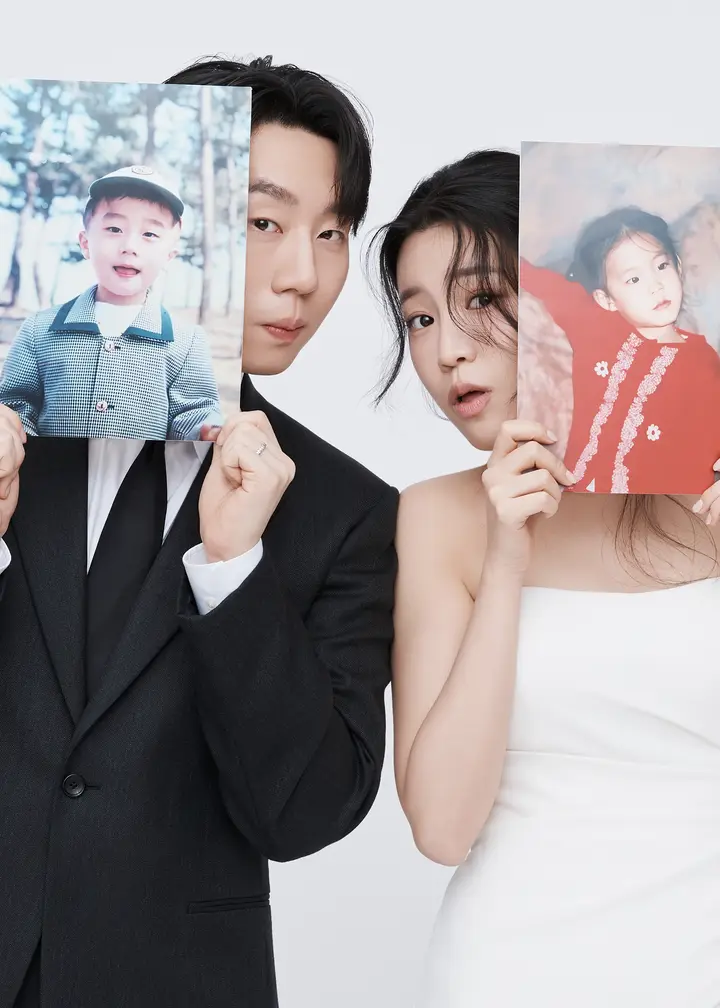 사진을 들고 있는 예비 부부의 클로즈업