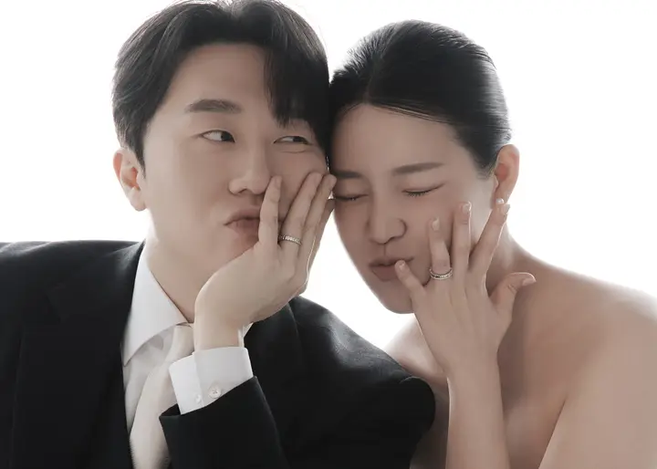 반지를 보여주는 예비 부부
