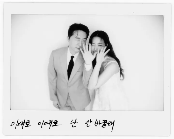 반지를 보여주며 윙크하는 폴라로이드 사진