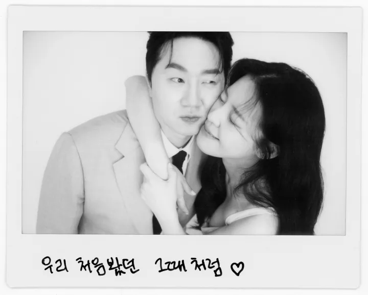 볼을 맞댄 폴라로이드 사진