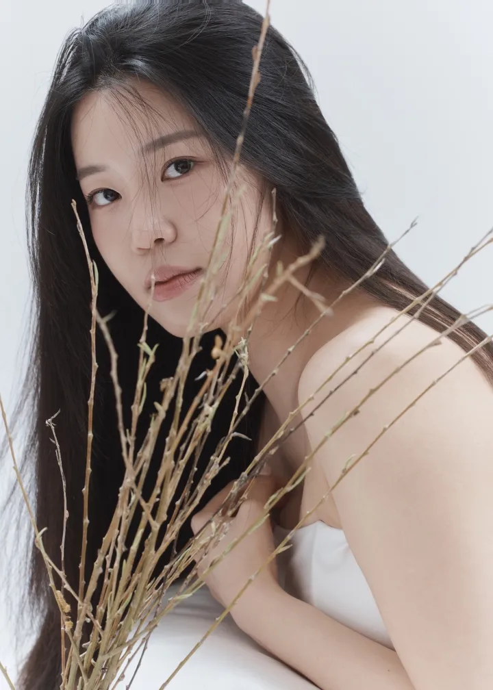 마른 가지와 함께한 신부의 프로필