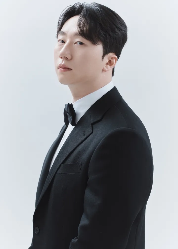 턱시도를 입은 신랑의 프로필