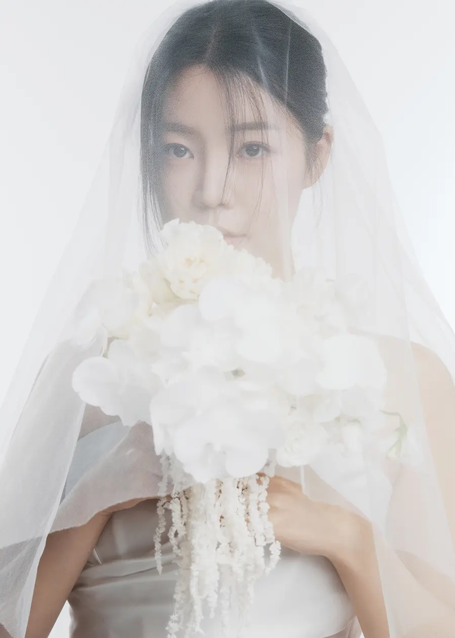 부케와 베일을 든 신부